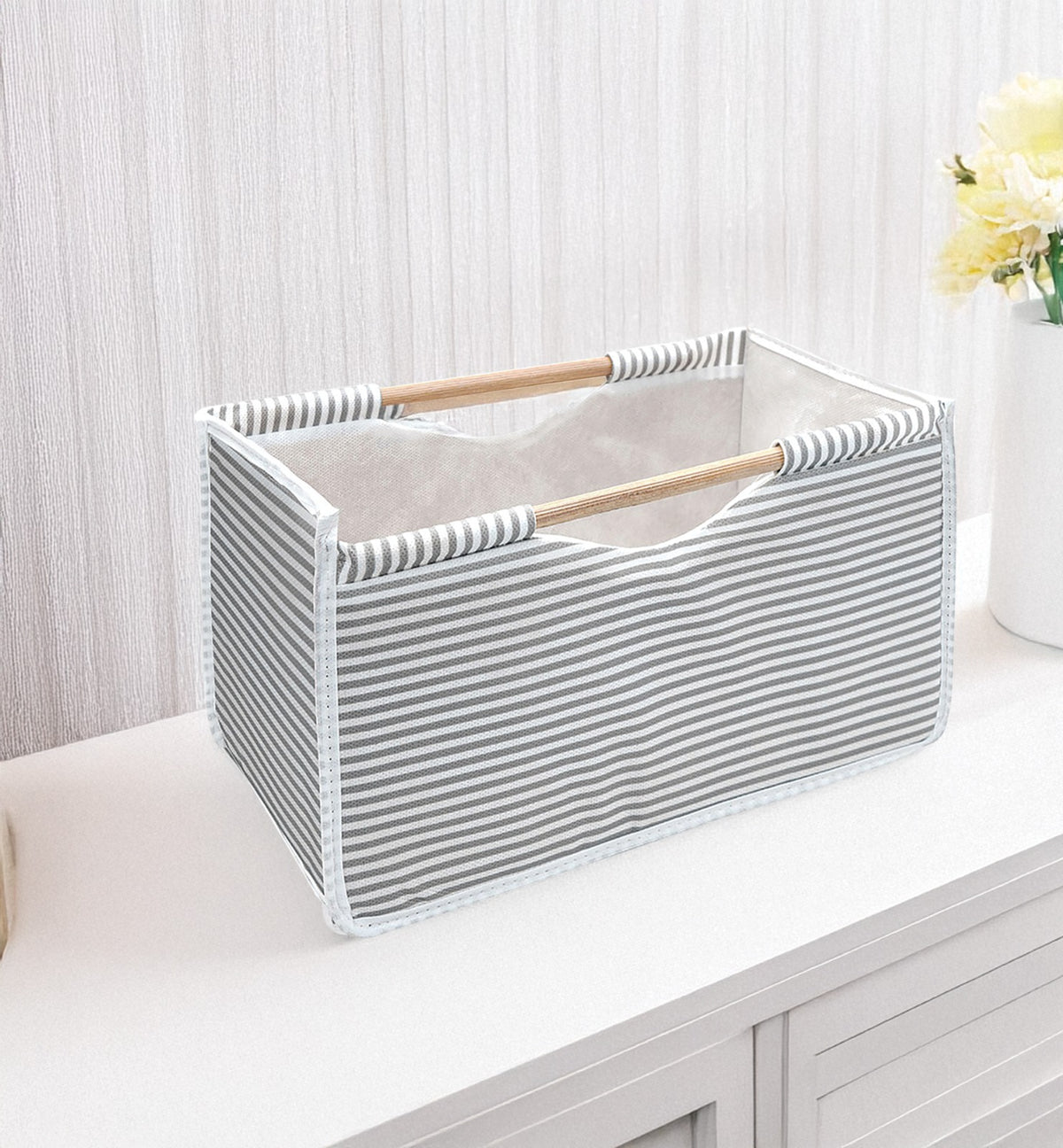 Box with a wooden handle - صندوق بمقبض خشبي